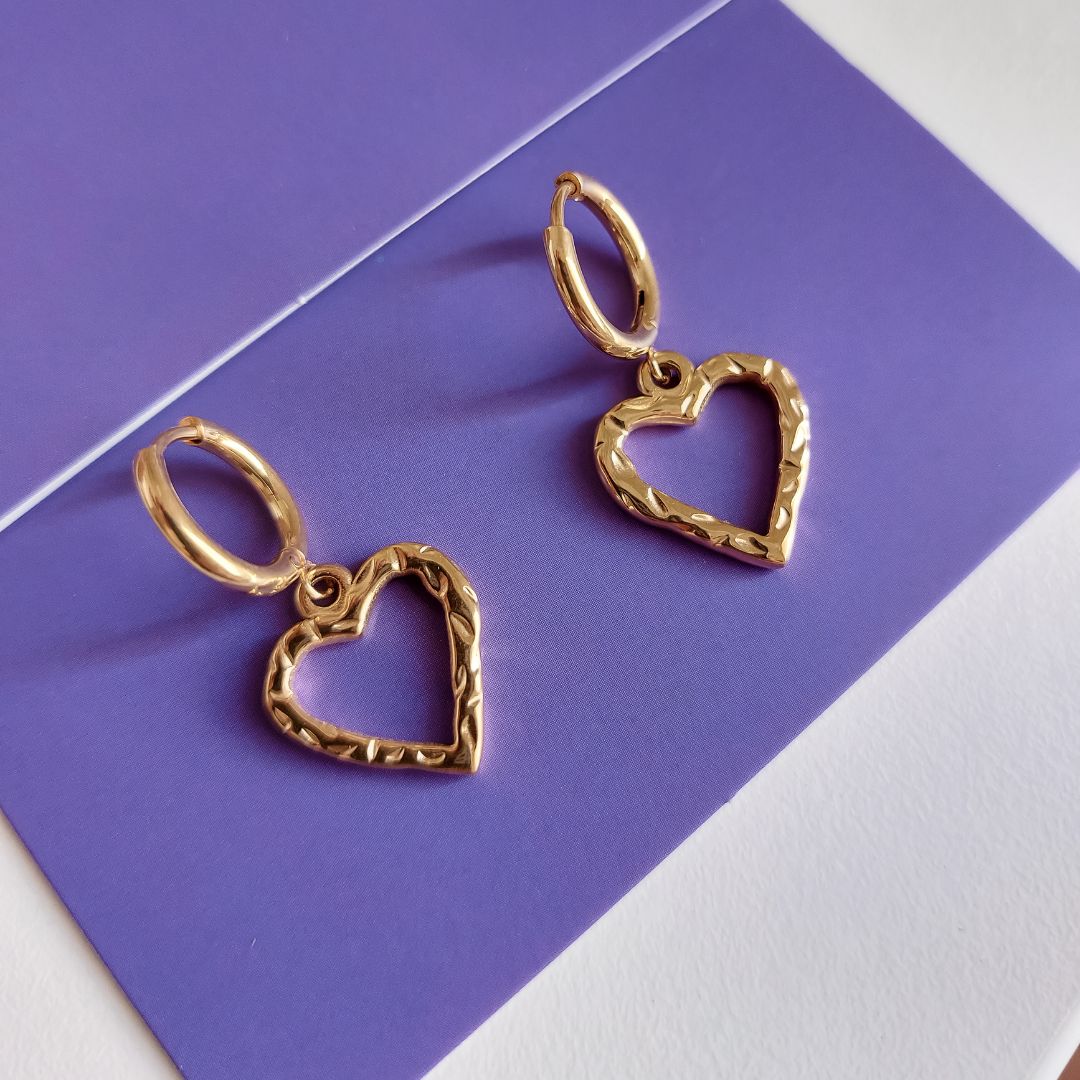 Load image into Gallery viewer, Earring hoop hammered heart
